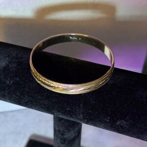 ✨ Vintage Trifari Gold-Tone Etched Bangle Bracelet – Classic Mid-Century Jewelry
